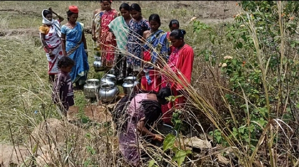ଗୋପୀଗୁଡା ଗ୍ରାମବାସୀ ଙ୍କ ଚୁଆ ପାଣିରେ ମେଣ୍ଟୁଛି ଶୋଷ