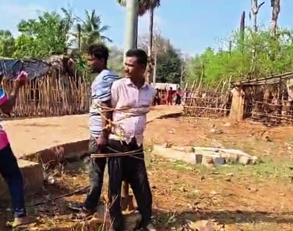 ଚୋର ସନ୍ଧେହରେ ଦୁଇ ଯୁବକଙ୍କୁ ଖୁଣ୍ଟରେ ବାନ୍ଧିବା ସହ ମାଡ ମରାଯାଇଥିବା ଭିଡିଓ ଭାଇରାଲ