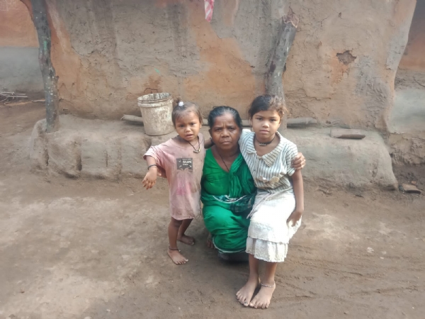 ୫୫ ବୟସରେ ବୁଢୀମା ପିଠିରେ ଦୁଇ ନାତୁଣୀଙ୍କ ବୋଝ