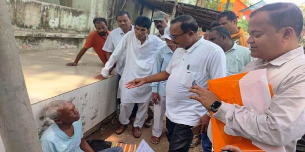 ବ୍ଲକ କାର୍ଯ୍ୟାଳୟ ସମ୍ମୁଖରେ ଘନଶ୍ୟାମଙ୍କ ଆମରଣ ଅନଶନ, ରାସନ ଚାଉଳ ନପାଇବାଯାଏ ଉଠିବି ନାହିଁ