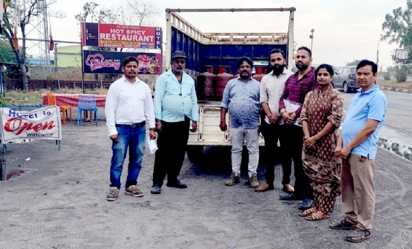 ‘ହଟ୍ ସ୍ପାଇସ୍ ରେଷ୍ଟୁରାଣ୍ଟ’ରେ ଚଢ଼ାଉ : ୧୦ ଗ୍ୟାସ୍ ସିଲିଣ୍ଡର ଜବତ