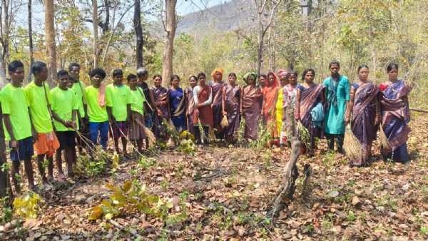 ଜଙ୍ଗଲରେ ବନଗ୍ନି ରୋକିବା ପାଇଁ ଅଣ୍ଟା ଭିଡ଼ିଲେ ମହିଳା