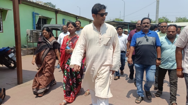 *ବଲାଙ୍ଗିର ଜିଲ୍ଲା ମୁଖ୍ୟ ଚିକିତ୍ସାଳୟରେ ବିଧାୟକ କଳିକେଶଙ୍କ ଅଚମ୍କା ପରିଦର୍ଶନ ସହିତ ଗ୍ରାମ୍ଯ ଓ ସହରୀ ଜଳଯୋଗାଣ ପ୍ରତି ଗୁରୁତ୍ବପୂର୍ଣ୍ଣ ସମିକ୍ଷା*