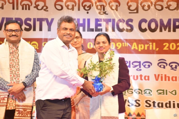 ରଙ୍ଗାରଙ୍ଗ ପରିବେଶରେ ଆନ୍ତଃ ବିଶ୍ୱବିଦ୍ୟାଳୟ କ୍ରୀଡ଼ା ପ୍ରତିଯୋଗିତା ଉଦଘାଟିତ