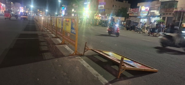 ଝଡବତାସ ପାଇଁ ବଡଦାଣ୍ଡରେ ବ୍ଯାରିକେଡ ବିପଦ