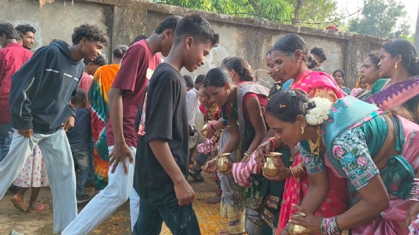 ଆଧୁନିକ ଯୁଗରେ ଦୁଇ ଗ୍ରାମ ମଧ୍ୟରେ ପାରମ୍ପରିକ ବନ୍ଧୁତ୍ବର ସ˚ପର୍କ ଏକମ୍ବାରେ ଚୈତ୍ରପର୍ବ ଭେଟଘାଟ,ଗଡପଦର ଏବ˚ ଗାଁ ମଧ୍ୟରେ ବନ୍ଧୁତ୍ବ