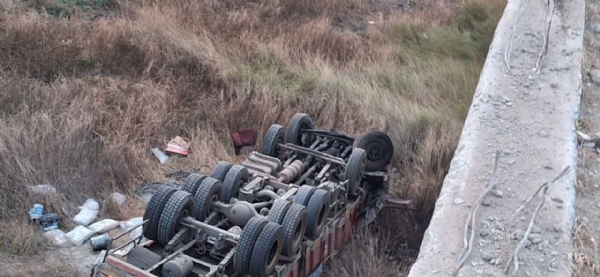 ସିମେଣ୍ଟ ବୋଝେଇ ଟ୍ରକ ସୁକତେଲ ପୋଲ ରେ ଧକ୍କା ଦେଇ ତଳକୁ ଖାସି ପଡିବାରୁ ଚାଳକ ମୃତ ହେଲପର ଗୁରୁତର.