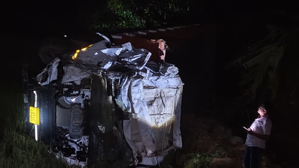 ଘାଟି ରାସ୍ତାରେ ଦୁର୍ଘଟଣା, ୮୦ ଫୁଟ ଘାଟି  ତଳକୁ ଖସିଲା ଟ୍ରକ