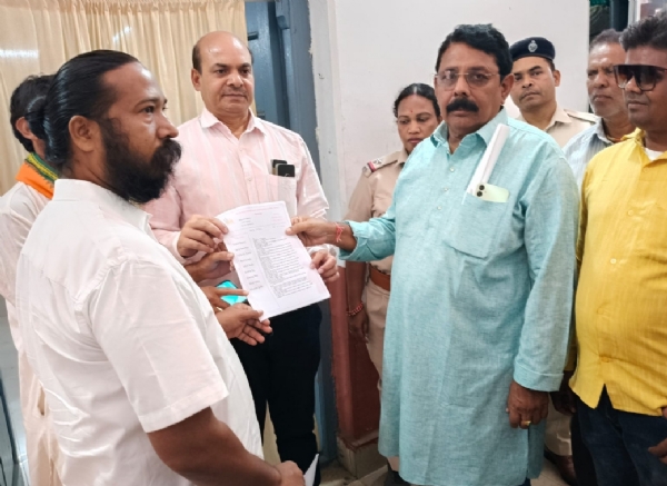 ଦେଓଗାଁ ଚିନିକଳ ପୁନଃ କାର୍ଯ୍ୟକ୍ଷମ ଦାବୀରେ ଜିଲ୍ଲାପାଳ କାର୍ଯ୍ୟାଳୟ ଘେରିଲା ଚିନିକଳ ସଂଘର୍ଷ ସମିତି