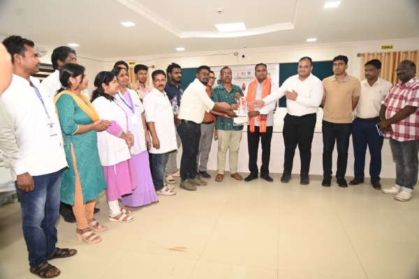 ମାଲକାନଗିରିରେ ଓଡ଼ିଆ ପକ୍ଷ - ୨୦୨୬ ଅବସରରେ ରକ୍ତଦାନ ଶିବିର : ବିଧାୟକ ଓ ଜିଲ୍ଲାପାଳଙ୍କ ସମେତ ବହୁ ବରିଷ୍ଠ ଅଧିକାରୀ ସାମିଲ ମାଲକାନଗିରିରେ ଓଡ଼ିଆ ପକ୍ଷ - ୨୦୨୬ ଅବସରରେ ରକ୍ତଦାନ ଶିବିର : ବିଧାୟକ ଓ ଜିଲ୍ଲାପାଳଙ୍କ ସମେତ ବହୁ ବରିଷ୍ଠ ଅଧିକାରୀ ସାମିଲ