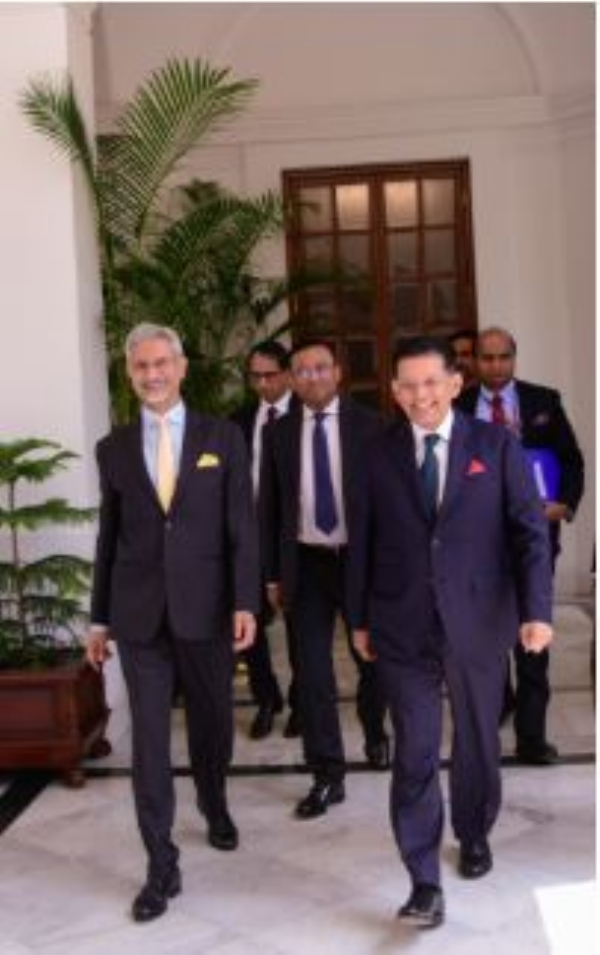 ବାଂଲାଦେଶର ବୈଦେଶିକ ମନ୍ତ୍ରୀ  ରହମାନ  ବିଦେଶ ମନ୍ତ୍ରୀ ଜୟଶଙ୍କରଙ୍କୁ ଭେଟିଲେ