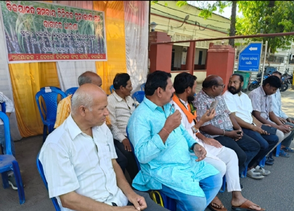 ଦେଓଗାଁ ଚିନିକଳ ପୁନଃ କାର୍ଯ୍ୟକ୍ଷମ ଦାବୀରେ ଜିଲ୍ଲାପାଳ କାର୍ଯ୍ୟାଳୟ ଘେରିଲା ଚିନିକଳ ସଂଘର୍ଷ ସମିତି