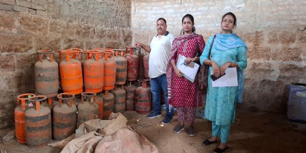 ଏଲପିଜି ଗ୍ୟାସ କଳାବଜାରୀ : ୩୪୩୫ ସିଲିଣ୍ଡର ଜବତ , ୫ ଗିରଫ