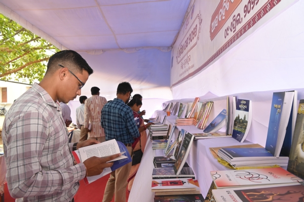 ଓଡ଼ିଆ ପକ୍ଷ ଅବସରରେ “ଆସ ବହିଟିଏ କିଣିବା” ଅଭିଯାନ ଅନୁଷ୍ଠିତ