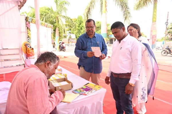 ମାଲକାନଗିରି ଜିଲ୍ଲା ପ୍ରଶାସନର ଅଭିନବ ପ୍ରୟାସ ଆସ ବହିଟିଏ କିଣିବା ଅଭିଯାନ ଅନୁଷ୍ଠିତ