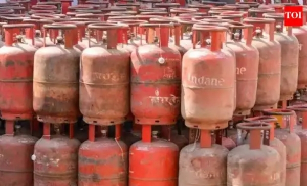 କୋରାପୁଟ ଜିଲାରେ ଚଢାଦରରେ ବିକ୍ରି ହେଉଛି ଗ୍ୟାସ ବଢୁଛି କଳାବଜାରୀ ଟିଫିନ  ହୋଟେଲ ଓ ଫାଷ୍ଟଫୁଡ୍ରେ ତାଲା; ଚିନ୍ତାରେ ବ୍ୟବସାୟୀ ଓ ଶ୍ରମିକ