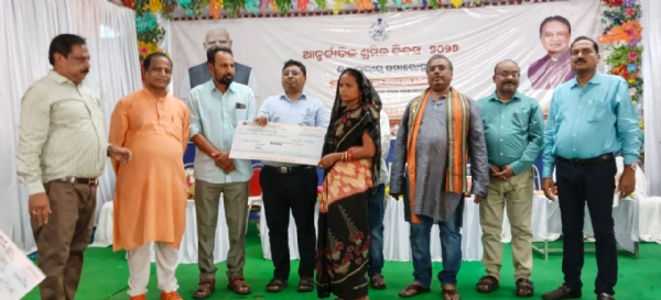 ଆନ୍ତର୍ଜାତୀୟ ଶ୍ରମିକ ଦିବସ ପାଳନ କାହାପାଇଁ ? କାମ ନପାଇ ରାଜ୍ୟବାହାରକୁ ଯାଉଛନ୍ତି ହଜାର ହଜାର ଶ୍ରମିକ
