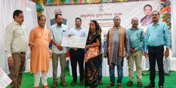 ଆନ୍ତର୍ଜାତୀୟ ଶ୍ରମିକ ଦିବସ ପାଳନ କାହାପାଇଁ ? କାମ ନପାଇ ରାଜ୍ୟବାହାରକୁ ଯାଉଛନ୍ତି ହଜାର ହଜାର ଶ୍ରମିକ
