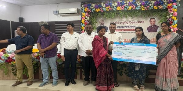 ଜିଲ୍ଲାସ୍ତରୀୟ ଆନ୍ତର୍ଜାତୀୟ ଶ୍ରମିକ ଦିବସ ପାଳନ : ୫୦ ଲକ୍ଷ ଟଙ୍କାର ସହାୟତା ପ୍ରଦାନ