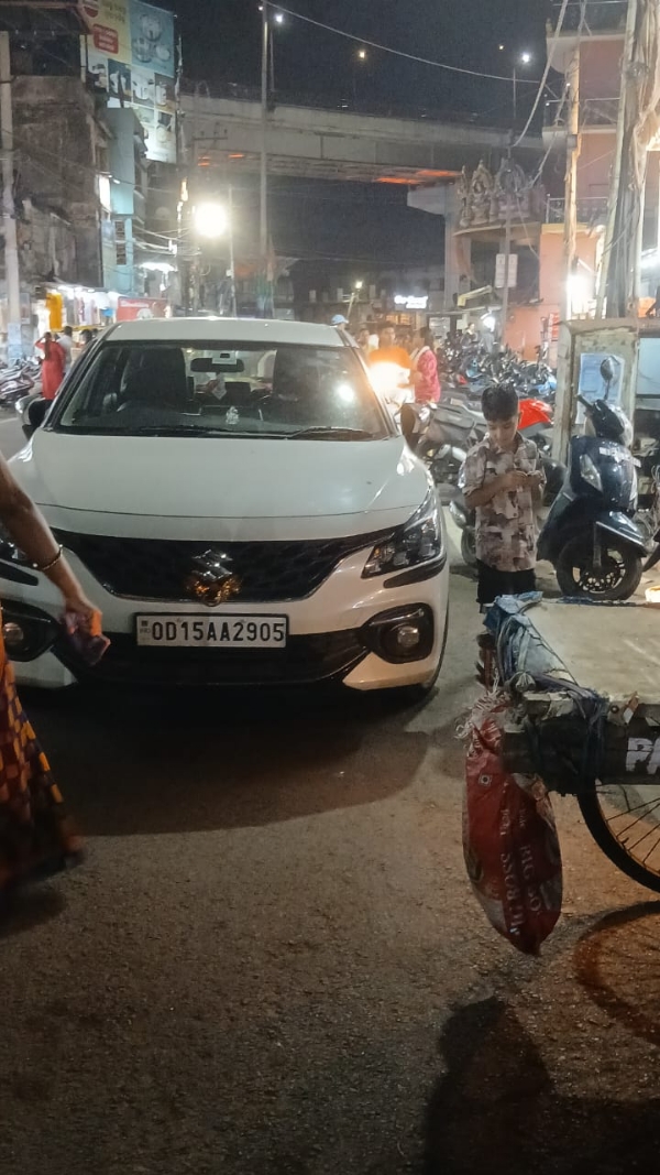 ମଝି ରାସ୍ତାରେ କାର ପାର୍କିଂ ଯୋଗୁଁ ଅଚଳାବସ୍ଥା