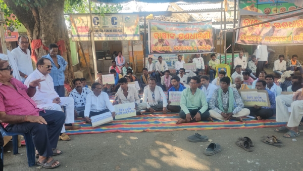 ଇନ୍ଦ୍ରାବତୀ ମେଗାଲିଫ୍ଟ ଅଞ୍ଚଳର ଚାଷୀମାନଙ୍କ ନ୍ୟାୟସଙ୍ଗତ ଦାବୀ ପୂରଣ ପାଇଁ ଗଣଧାରଣାରେ  ଜୟପୁର ବିଧାୟକ ଙ୍କ ଯୋଗଦାନ