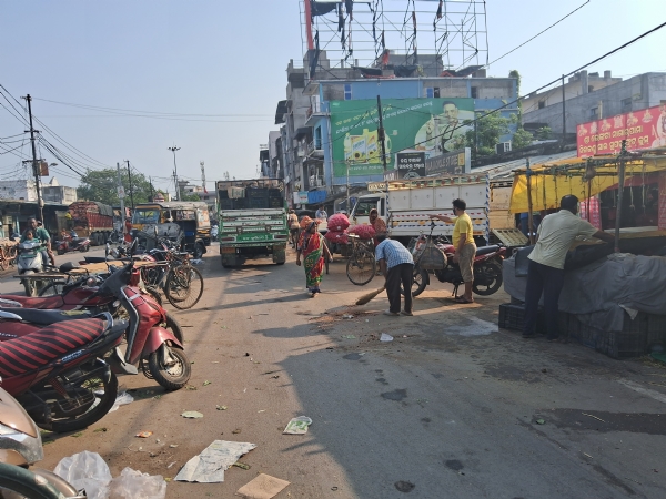 ବଲାଙ୍ଗିର ସହରରେ ଟ୍ରାଫିକ ସମସ୍ୟା ବୃଦ୍ଧି ପାଉଛି, ଯାହାଦ୍ୱାରା ବାସିନ୍ଦା ଅସୁବିଧାର ସମ୍ମୁଖୀନ ବ୍ୟବସାୟୀଙ୍କ ମନମାନି, ପ୍ରଶାସନର ନୀରବତା! ବ୍ୟବସାୟୀମାନେ ନିତି ନିୟମ ପାଳନ କରୁନାହାଁନ୍ତି। ବଲାଙ୍ଗିର ସହରରେ ଟ୍ରାଫିକ ସମସ୍ୟା ବୃଦ୍ଧି ପାଉଛି, ଯାହାଦ୍ୱାରା ବାସିନ୍ଦା ଅସୁବିଧାର ସମ୍ମୁଖୀନ ବ୍ୟବସାୟୀଙ୍କ ମନମାନି, ପ୍ରଶାସନର ନୀରବତା! ବ୍ୟବସାୟୀମାନେ ନିତି ନିୟମ ପାଳନ କରୁନାହାଁନ୍ତି।