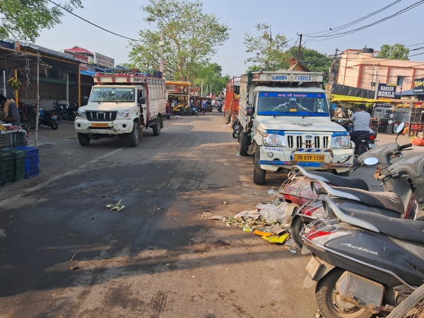 ବଲାଙ୍ଗିର ସହରରେ ଟ୍ରାଫିକ ସମସ୍ୟା ବୃଦ୍ଧି ପାଉଛି, ଯାହାଦ୍ୱାରା ବାସିନ୍ଦା ଅସୁବିଧାର ସମ୍ମୁଖୀନ ବ୍ୟବସାୟୀଙ୍କ ମନମାନି, ପ୍ରଶାସନର ନୀରବତା! ବ୍ୟବସାୟୀମାନେ ନିତି ନିୟମ ପାଳନ କରୁନାହାଁନ୍ତି। ବଲାଙ୍ଗିର ସହରରେ ଟ୍ରାଫିକ ସମସ୍ୟା ବୃଦ୍ଧି ପାଉଛି, ଯାହାଦ୍ୱାରା ବାସିନ୍ଦା ଅସୁବିଧାର ସମ୍ମୁଖୀନ ବ୍ୟବସାୟୀଙ୍କ ମନମାନି, ପ୍ରଶାସନର ନୀରବତା! ବ୍ୟବସାୟୀମାନେ ନିତି ନିୟମ ପାଳନ କରୁନାହାଁନ୍ତି।