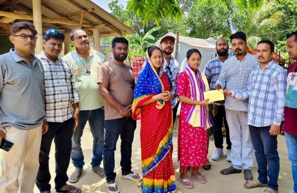 ଖବର ପରିବେଷଣ ସହ ସମାଜ କଲ୍ୟାଣ : ସାମ୍ବାଦିକଙ୍କ ଦାୟିତ୍ୱ। ଗରିବ ମେଧାବୀ ଛାତ୍ରୀଙ୍କ ପାଠ ପଢା ପାଇଁ ଆଗକୁ ଆସିଲା