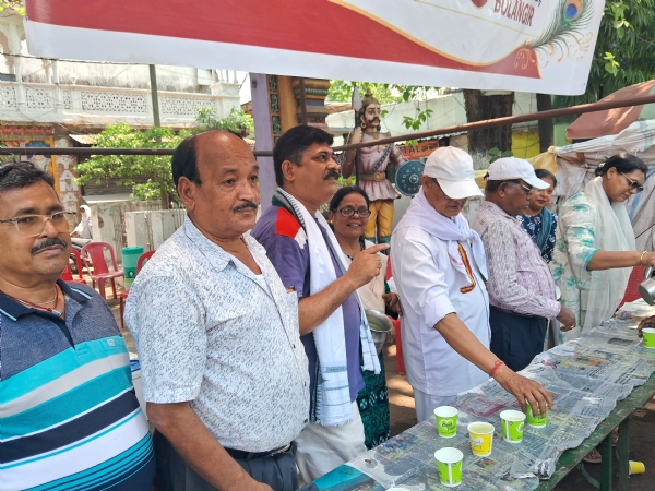 ଗୁରୁଜୀ ଙ୍କ ଜନ୍ମ ଦିବସ ରେ ଆର୍ଟ ଅଫ୍ ଲିଭିଂ ପରିବାର ର  ଘୋଳ ଦହି ବଣ୍ଟନ
