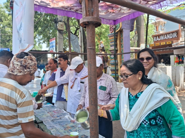 ଗୁରୁଜୀ ଙ୍କ ଜନ୍ମ ଦିବସ ରେ ଆର୍ଟ ଅଫ୍ ଲିଭିଂ ପରିବାର ର  ଘୋଳ ଦହି ବଣ୍ଟନ