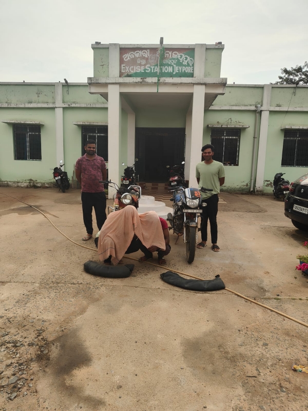 ଦେଶି ଓ ଭାଟି ମଦ ଚାଲାଣ ବେଳେ ଚଢାଉ, ୩ ଗିରଫ ଦେଶି ଓ ଭାଟି ମଦ ଚାଲାଣ ବେଳେ ଚଢାଉ, ୩ ଗିରଫ