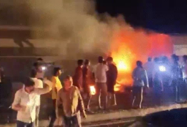 सड़क हादसे में शिकार लोगो को बचाने में जुटे स्थानीय