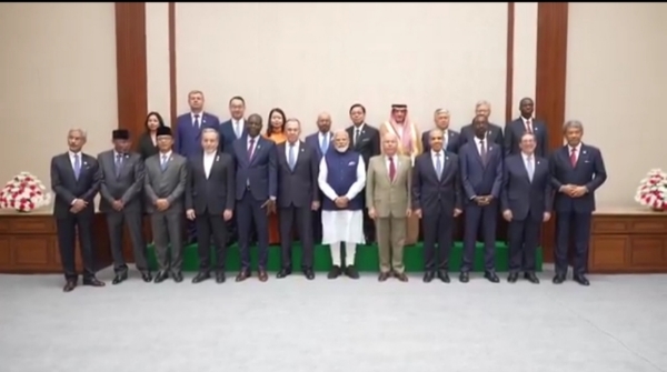प्रधानमंत्री नरेन्द्र मोदी के साथ अन्य लोग मौजूद। प्रधानमंत्री नरेन्द्र मोदी के साथ अन्य लोग मौजूद।