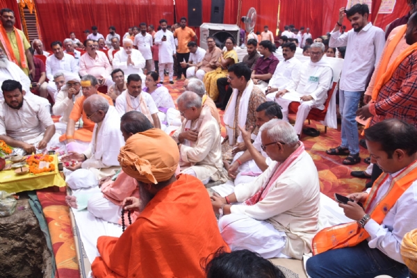 विहिप के कार्यालय का भूमि पूजन करते चंपत राय