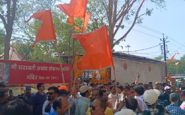 भोजशाला के बाहर जश्न का माहौल
