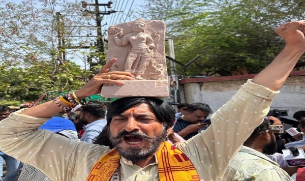 भोजशाला के बाहर जश्न का माहौल