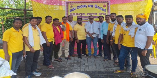 ସମ୍ବଲପୁର ଯାଦବ ସଂଘ ପକ୍ଷରୁ ଦହି ସରବତ ବଣ୍ଟନ