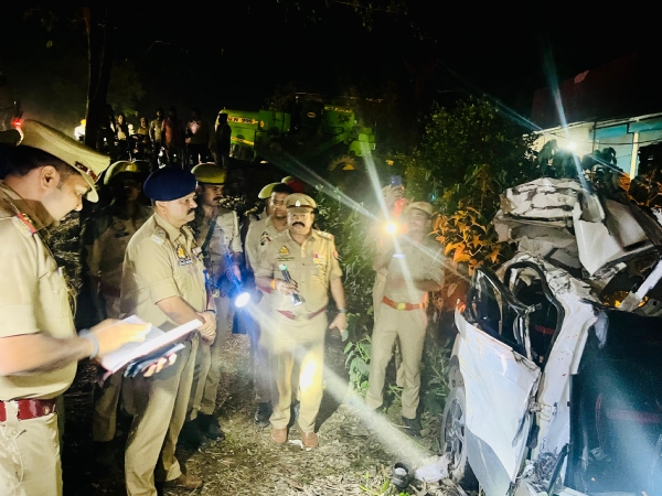 घटनास्थल पर जांच करते एसपी विश्वजीत श्रीवास्तव व अन्य
