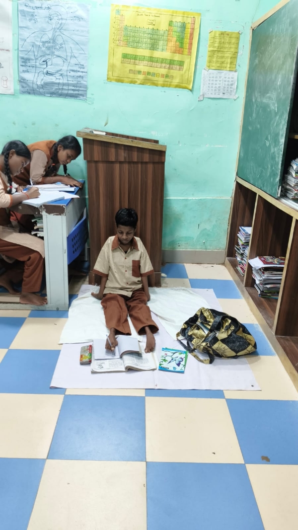 ଅସମ୍ଭବକୁ ସମ୍ଭବ କଲେ ଲକ୍ଷ୍ମୀ,ଗୋଡ଼ରେ ଲେଖି ମେଟ୍ରିକ୍ ପରୀକ୍ଷାରେ ହେଲେ ଉତ୍ତୀର୍ଣ୍ଣ*