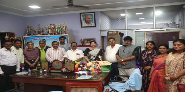 କ୍ୟାପିଟାଲ ହାଇସ୍କୁଲର ପ୍ରଧାନ ଶିକ୍ଷକଙ୍କ ଅବସର ଗ୍ରହଣ