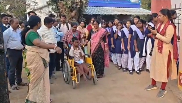 ଅସମ୍ଭବକୁ ସମ୍ଭବ କଲେ ଲକ୍ଷ୍ମୀ,ଗୋଡ଼ରେ ଲେଖି ମେଟ୍ରିକ୍ ପରୀକ୍ଷାରେ ହେଲେ ଉତ୍ତୀର୍ଣ୍ଣ*