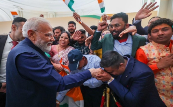 रोम में भारतीय समुदाय से मिलते हुए प्रधानमंत्री नरेन्द्र मोदी। रोम में भारतीय समुदाय से मिलते हुए प्रधानमंत्री नरेन्द्र मोदी।