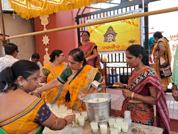 ବଲାଙ୍ଗିରରେ ପ୍ରଚଣ୍ଡ ଗ୍ରୀଷ୍ମ ପ୍ରବାହ ଜାରି : ପଥିକ ଙ୍କ ତୃଷା ମେଣ୍ଟା ଇଲା ଆଦ୍ୟ ଶକ୍ତି ନାରୀ ସଂଗଠନ ବଲାଙ୍ଗିରରେ ପ୍ରଚଣ୍ଡ ଗ୍ରୀଷ୍ମ ପ୍ରବାହ ଜାରି : ପଥିକ ଙ୍କ ତୃଷା ମେଣ୍ଟା ଇଲା ଆଦ୍ୟ ଶକ୍ତି ନାରୀ ସଂଗଠନ