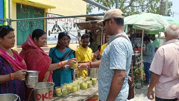 ବଲାଙ୍ଗିରରେ ପ୍ରଚଣ୍ଡ ଗ୍ରୀଷ୍ମ ପ୍ରବାହ ଜାରି : ପଥିକଙ୍କ ତୃଷା ମେଣ୍ଟାଉଛି ବଲାଙ୍ଗିର ସ୍ୱେଚ୍ଛାସେବୀ ସଂଗଠନ