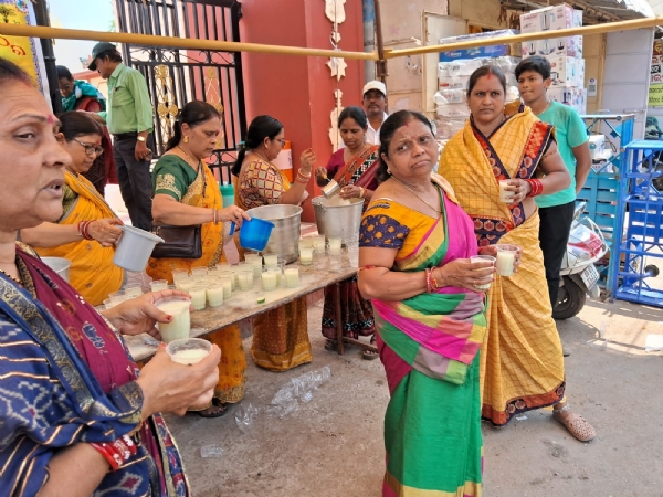 ବଲାଙ୍ଗିରରେ ପ୍ରଚଣ୍ଡ ଗ୍ରୀଷ୍ମ ପ୍ରବାହ ଜାରି : ପଥିକ ଙ୍କ ତୃଷା ମେଣ୍ଟା ଇଲା ଆଦ୍ୟ ଶକ୍ତି ନାରୀ ସଂଗଠନ ବଲାଙ୍ଗିରରେ ପ୍ରଚଣ୍ଡ ଗ୍ରୀଷ୍ମ ପ୍ରବାହ ଜାରି : ପଥିକ ଙ୍କ ତୃଷା ମେଣ୍ଟା ଇଲା ଆଦ୍ୟ ଶକ୍ତି ନାରୀ ସଂଗଠନ
