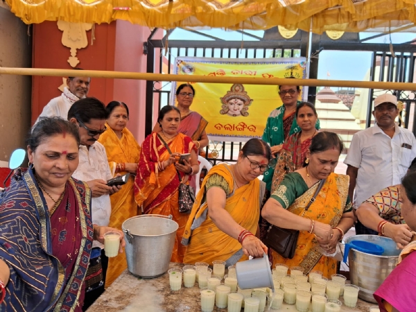 ବଲାଙ୍ଗିରରେ ପ୍ରଚଣ୍ଡ ଗ୍ରୀଷ୍ମ ପ୍ରବାହ ଜାରି : ପଥିକ ଙ୍କ ତୃଷା ମେଣ୍ଟା ଇଲା ଆଦ୍ୟ ଶକ୍ତି ନାରୀ ସଂଗଠନ ବଲାଙ୍ଗିରରେ ପ୍ରଚଣ୍ଡ ଗ୍ରୀଷ୍ମ ପ୍ରବାହ ଜାରି : ପଥିକ ଙ୍କ ତୃଷା ମେଣ୍ଟା ଇଲା ଆଦ୍ୟ ଶକ୍ତି ନାରୀ ସଂଗଠନ
