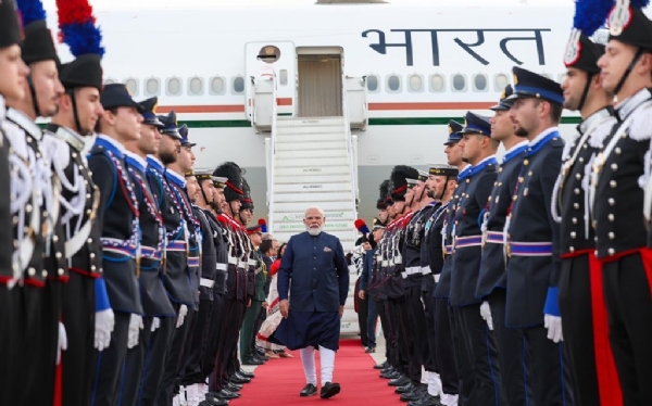 भारत के प्रधानमंत्री नरेन्द्र मोदी ने इटली की राजधानी रोम पहुंचने के तत्काल बाद के चार फोटो एक्स पर साझा किए हैं। इसी पोस्ट में उन्होंने रोम पहुंचने की जानकारी साझा की है। भारत के प्रधानमंत्री नरेन्द्र मोदी ने इटली की राजधानी रोम पहुंचने के तत्काल बाद के चार फोटो एक्स पर साझा किए हैं। इसी पोस्ट में उन्होंने रोम पहुंचने की जानकारी साझा की है।