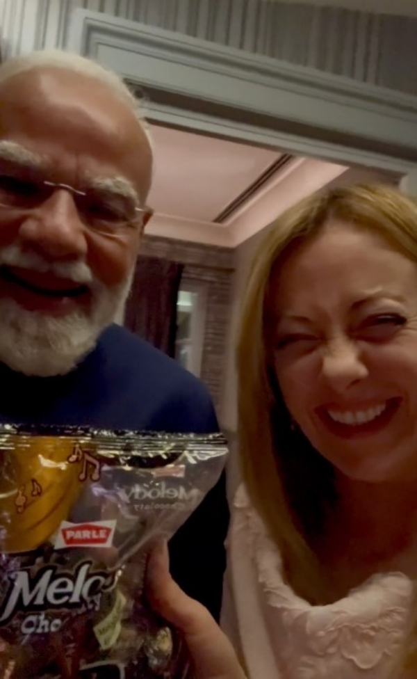इटली की प्रधानमंत्री को उपहार देते प्रधानमंत्री मोदी