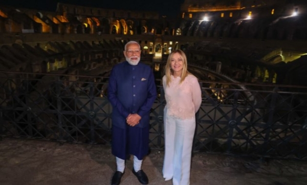 रोम में इटली की प्रधानमंत्री जॉर्जिया मेलोनी के साथ डिनर पर मुलाकात करते प्रधानमंत्री नरेन्द्र मोदी। रोम में इटली की प्रधानमंत्री जॉर्जिया मेलोनी के साथ डिनर पर मुलाकात करते प्रधानमंत्री नरेन्द्र मोदी।