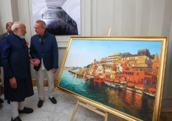 - इतालवी चित्रकार जियाम्पाओलो टोमासेट्टी द्वारा प्रस्तुत काशी की पेंटिंग देखते प्रधानमंत्री नरेन्द्र मोदी। - इतालवी चित्रकार जियाम्पाओलो टोमासेट्टी द्वारा प्रस्तुत काशी की पेंटिंग देखते प्रधानमंत्री नरेन्द्र मोदी।